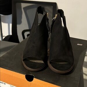 Elegant Black Peep-Toe Heeled Boots